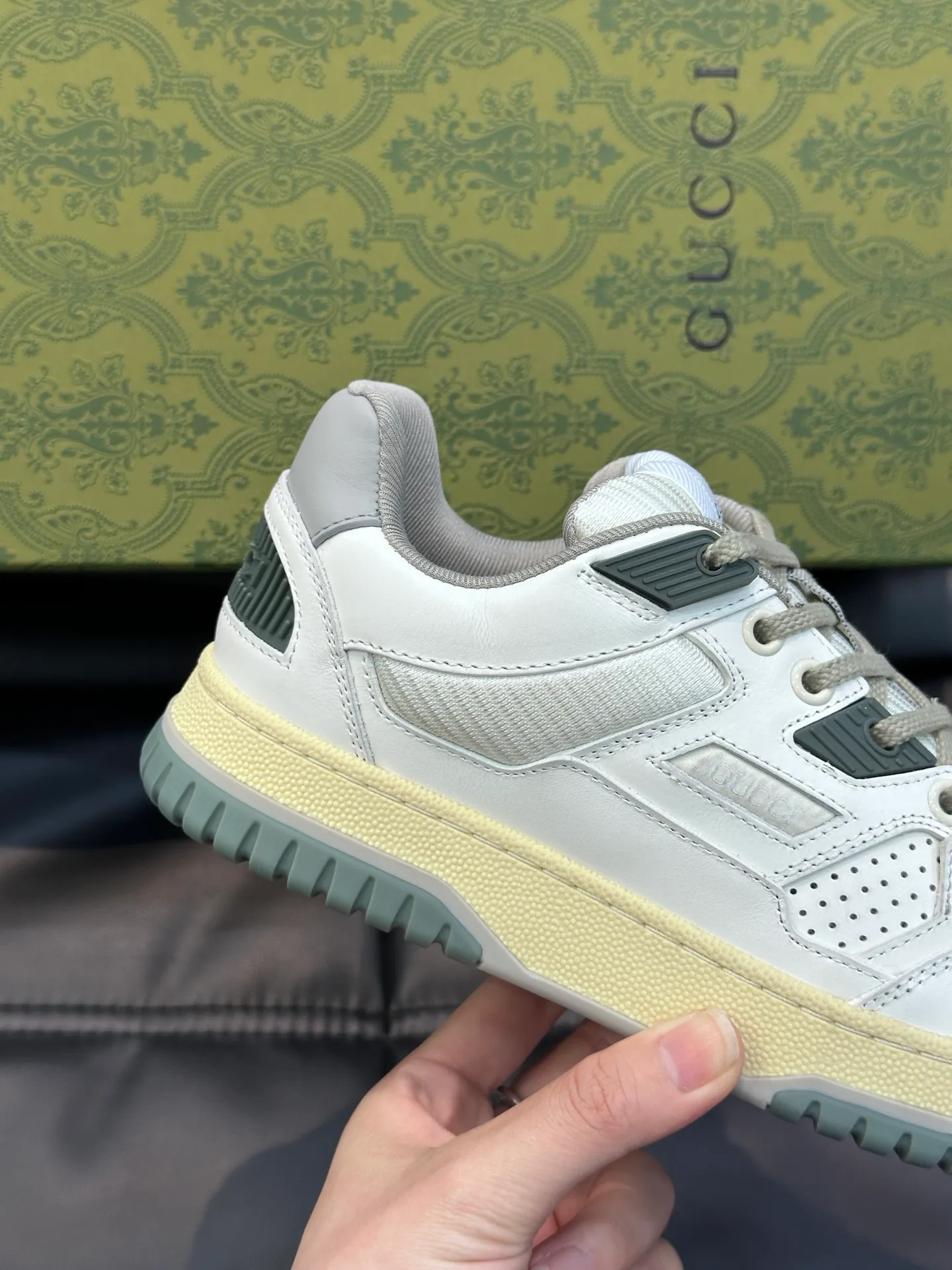 Men's Men's Shoes 💰p520 "GUCC*" Gucci's new couple's 👫 distressed effect sneakers. This low-top sneaker adopts a basketball-style silhouette design and cleverly incorporates hollow panels and distressed effects, showing its unique ingenuity. The ingenuity incorporates brand logo details such as interlocking Double G styling accessories and Gucci lettering, a low-key tribute to the brand's design heritage. A rubber non-slip outsole, inlays and embossed sole give the entire design a contemporary feel. Size: 35-45